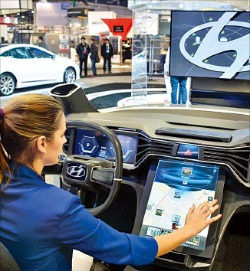 현대자동차는 5일(현지시간)  운전자의 손동작을 인식해 작동하는 미래형 인포테인먼트 시스템을 공개했다. 현대자동차 제공