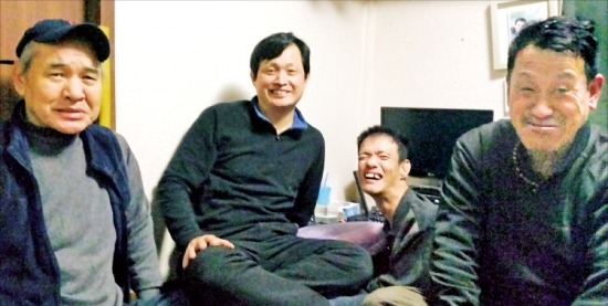 이흥배 씨(왼쪽 두 번째)가 서울 수색동 사랑방에서 중증 장애인 식구 3명과 이야기를 나누며 웃고 있다.