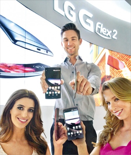 LG전자가 세계 최대 가전전시회인 ‘CES 2015’의 개막을 하루 앞둔 5일(현지시간) 미국 라스베이거스에서 곡선형 스마트폰 ‘G플렉스2’를 전격 공개했다. LG전자 제공