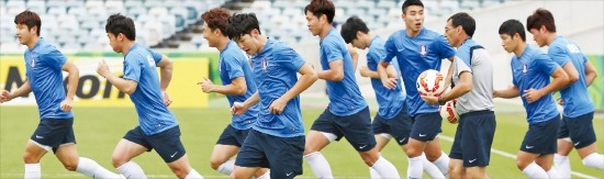 울리 슈틸리케 감독이 이끄는 한국 축구 대표팀이 2015 호주 아시안컵 조별리그 A조 1차전 오만과의 경기를 하루 앞둔 9일 호주 캔버라스타디움에서 훈련하고 있다. 연합뉴스