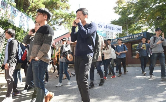 삼성은 올 하반기부터 직무적합성 평가를 도입하는 등 채용제도를 바꿔 시행한다. 사진은 작년 삼성 SSAT 고사장 모습. 한경DB