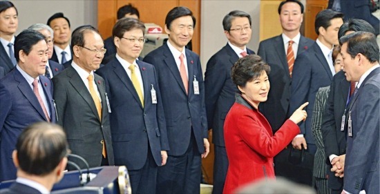 박근혜 대통령이 12일 청와대 춘추관에서 신년 기자회견을 마친 뒤 국무위원, 참모들과 얘기하고 있다. 강은구 기자 egkang@hankyung.com