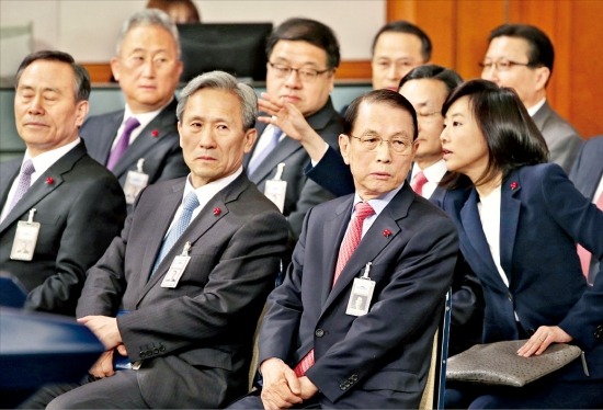 박근혜 대통령이 청와대 춘추관에서 신년 기자회견을 연 12일 김기춘 비서실장(앞줄 맨 오른쪽)과 김관진 국가안보실장(두 번째) 등이  대통령이 들어오기를 기다리고 있다. 강은구 기자 egkang@hankyung.com