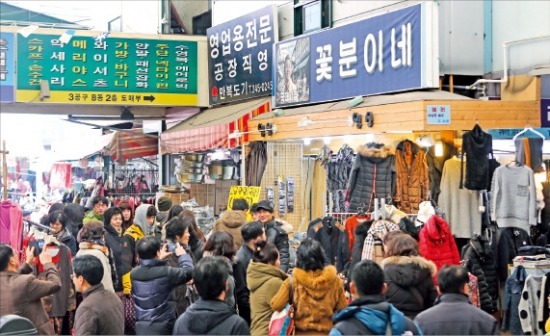 영화 ‘국제시장’에 나온 꽃분이네 가게를 찾은 관광객들. 연합뉴스