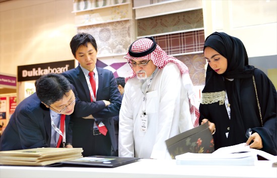 건축자재 전문기업 LG하우시스가 지난해 11월 두바이에서 열린 ‘2014 두바이국제건축자재박람회’에서 바이어에게 제품을 소개하고 있다. LG하우시스는 올해 친환경, 에너지절감 건자재 및 부품의 마케팅 강화 등에 주력할 방침이다. LG하우시스 제공 