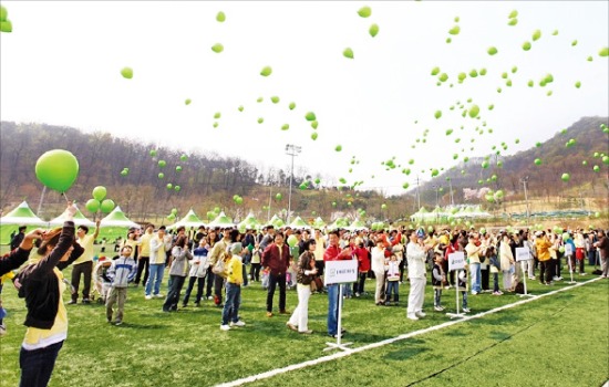 열린광장: 동화그룹은 두 달에 한 번 기술직과 사무직으로 나눠 전 구성원이 한자리에 모여 사내 이슈와 정보를 공유하고 각종 이벤트를 하는 열린광장 행사를 연다. 