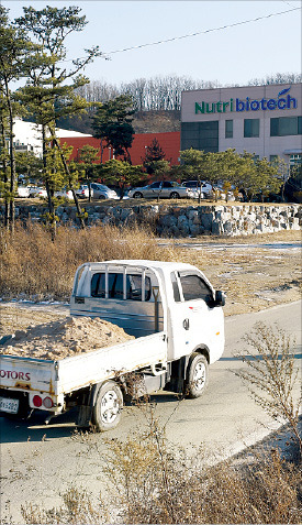 뉴트리바이오텍 이천 공장의 좁은 진입로.