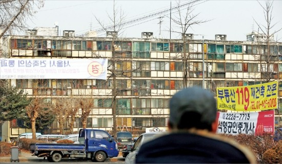 민간택지 분양가 상한제 폐지, 재건축 초과이익환수제 유예 등 ‘부동산 3법’이 통과됐지만 연초 서울 강남 재건축 아파트 거래는 한산하다. 재건축을 추진 중인 강남구 개포동 주공4단지 아파트. 한경DB