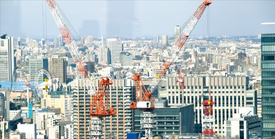일본 정부는 도쿄를 글로벌 금융·비즈니스 거점 도시로 만들기 위해 도시 개발 계획을 추진 중이다. 도쿄역 인근 오테마치에서는 해외 기업 유치 등을 위한 재개발 사업이 한창이다. 도쿄=서정환 특파원 ceoseo@hankyung.com