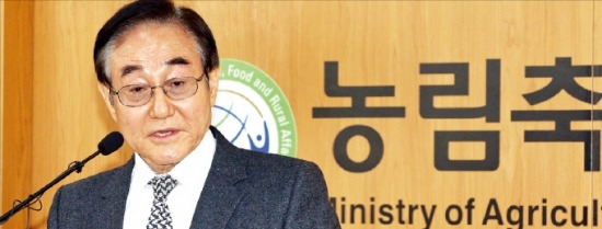 현명관 한국마사회장이 15일 정부세종청사에서 기자회견을 하고 있다. 연합뉴스