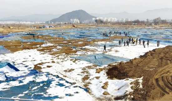 지난 14일 오후 춘천 중도 레고랜드 건설현장에서 유적을 복토하는 작업이 진행 중이다.