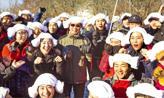 박삼구 금호아시아나그룹 회장(가운데)과 신입사원들이 지난 17일 경기 광주시 태화산 산행에서 을미년 양띠 해를 기념해 수건으로 양머리 모양을 만들어 쓰고 힘찬 한 해를 다짐하고 있다. 금호아시아나그룹 제공