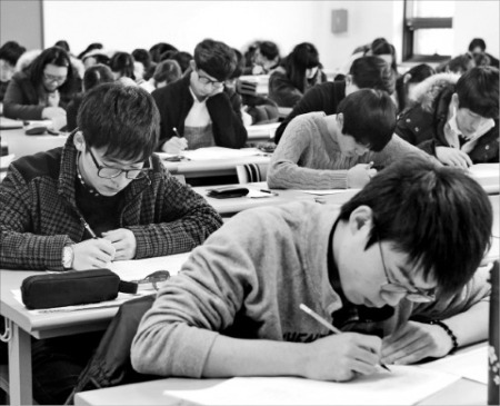 고등학교 1~2학년생들이 지난 17일 서울대에서 ‘제12회 전국 고교생 경제한마당’ 시험을 치르고 있다. 김병언 기자 misaeon@hankyung.com