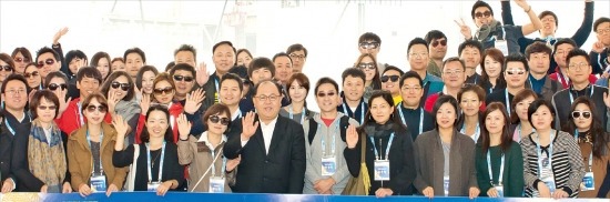기업은행과 거래하는 중소기업 최고경영자(CEO) 2세들의 모임인 ‘IBK미래경영자클럽’ 회원들이 2013년 7월 중국 시안에 있는 삼성전자 반도체 공장을 방문해 기념촬영을 하고 있다. 기업은행 제공