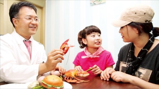 박승만 하이키한의원 원장이 성조숙증 여아와 부모를 대상으로 식습관에 대해 설명하고 있다. 하이키한의원 제공
 