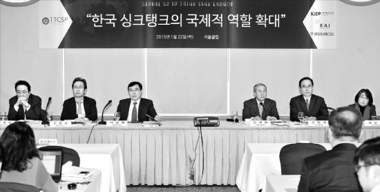 한국경제매거진, 대외경제정책연구원, 동아시아연구원은 22일 서울 장충동 서울클럽에서 ‘한국 싱크탱크의 국제적 역할 확대’라는 주제로 포럼을 열었다. 하태형 현대경제연구원 원장(왼쪽부터), 신봉길 외교안보연구소 소장, 이일형 대외경제정책연구원 원장, 김세원 세계경제사회연구원 이사장, 김준경 한국개발연구원 원장, 윤금진 한국국제교류재단 교류협력 이사가 토론을 벌이고 있다. 이승재 한국경제매거진 기자 fotoleesj@hankyung.com