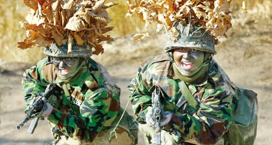 여성 사관후보생들 '돌격 앞으로'