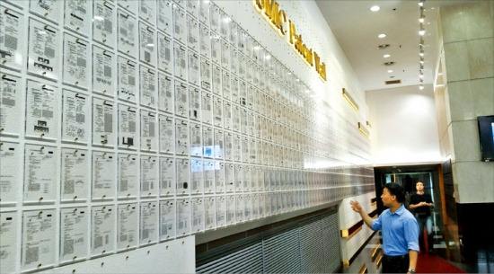 중국 최대 반도체업체 SMIC 상하이 본사 로비에 있는 ‘특허의 벽’. SMIC가 취득한 1만여개의 기술 특허가 벽에 걸려 있다. 한경DB