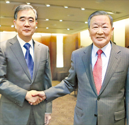 왕 부총리를 만난 구본무 LG그룹 회장(오른쪽). LG그룹 제공