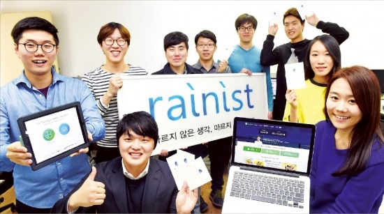 김태훈 레이니스트 대표(앞줄 가운데)와 직원들이 ‘뱅크샐러드’를 소개하고 있다. 허문찬 기자 sweat@hankyung.com