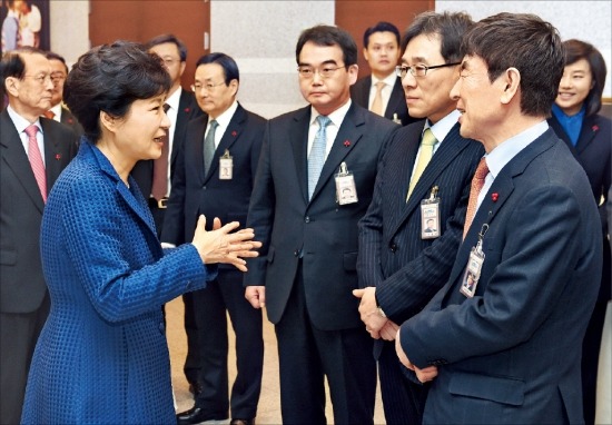 박근혜 대통령이 26일 청와대 수석비서관회의를 주재하기 전 새로 임명된 현정택 정책조정수석(오른쪽부터), 임종인 안보특보, 김성우 사회문화특보 등과 대화하고 있다. 강은구 기자 egkang@hankyung.com