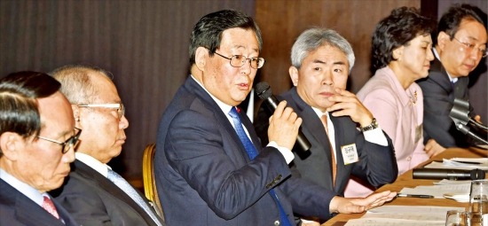 황찬현 감사원장(왼쪽 세 번째)이 28일 서울 반얀트리호텔에서 열린 한경 밀레니엄포럼에 참석해 포럼 회원들의 질문에 답하고 있다. 정동헌 기자 dhchung@hankyung.com