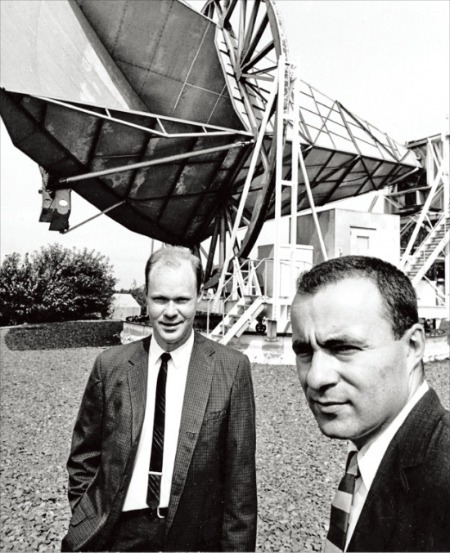 아노 펜지어스(오른쪽)와 로버트 윌슨이 미국 뉴저지의 벨연구소 전파망원경 앞에 서 있다. 이들은 망원경을 통해 빅뱅의 핵심 근거인 우주배경복사를 찾아내 1978년 노벨 물리학상을 받았다. 에이도스 제공