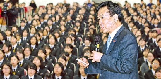 < “금융문맹 안 되려면…” > 신제윤 금융위원장이 30일 서울 봉천동 서울여자상업고등학교를 방문해 금융교육 특별강의를 했다. 신 위원장은 “‘금융문맹’은 경제적 곤경에 빠지기 쉬워 학생 때부터 금융교육을 받는 게 중요하다”고 강조했다. 연합뉴스