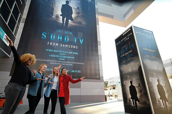 6일(현지시간) 미국 라스베이거스에서 개막하는 CES 2015를 앞두고 삼성전자가 라스베이거스 컨벤션 센터에 설치한 '새로운 SUHD TV' 대형 옥외광고. 
