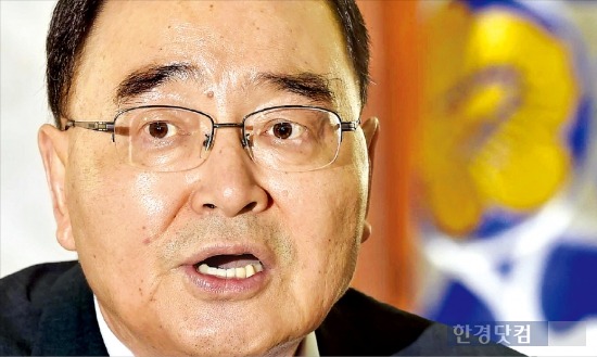 지난해 6월, 유임이 결정된 이후 정부서울청사에서 열린 국가정책조정회의에서 발언하고 있는 정홍원 총리.