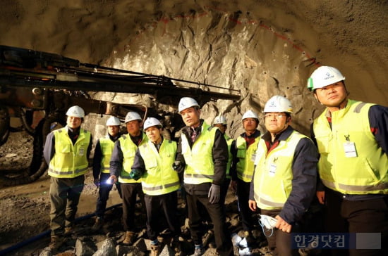 대우건설 안전담당임원과 현장관계자들이 터널의 낙석위험성을 점검하고 있다.
