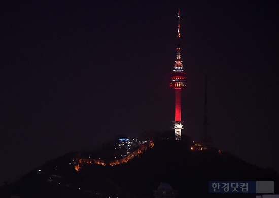 [포토] 미세먼지 탓에 붉은 등 환하게 켠 남산N서울타워