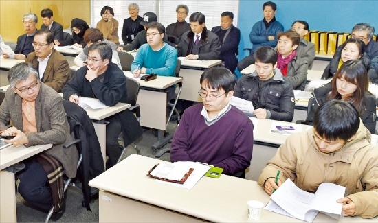 코앱(KOAP·한국직무능력인증시험) 설명회가 지난달 30일 한국경제신문 3층 강의실에서 열렸다. 한양대 등 전국 15개 대학 취업담당자와 교수 들이 참석, 코앱 문항과 평가 방법 등에 대해 설명을 들었다. 강은구 기자 egkang@hankyung.com 