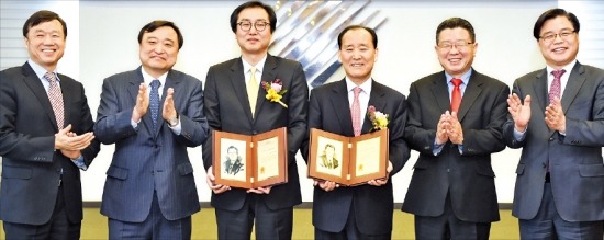 ‘제75회 한국을 빛낸 이달의 무역인 시상식’이 지난달 30일 서울 삼성동 트레이드타워에서 열렸다. 오른쪽부터 권평오 산업통상자원부 무역투자실장, 오석송 한빛회 회장(메타바이오메드 대표), 이준태 삼진제이엠씨 부사장, 이상락 티노스 사장, 안현호 한국무역협회 상근 부회장, 정구학 한국경제신문 국장. 한국무역협회 제공