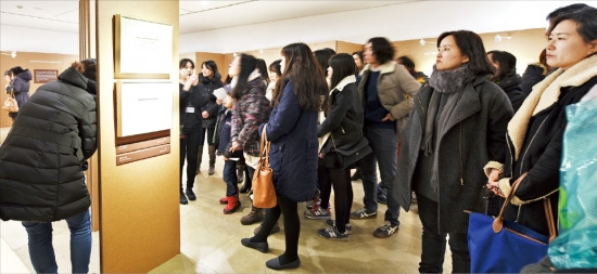 지난 1일 서울 사간동 갤러리현대 본관 전시장을 찾은 관람객들이 이중섭의 편지그림을 감상하고 있다.