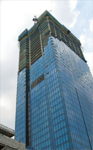 대우건설이 말레이시아 쿠알라룸푸르에 짓고 있는 6성급 세인트레지스호텔. 말레이시아 정부는 2010년 규제개혁을 통해 2주 만에 인허가를 내줬다.