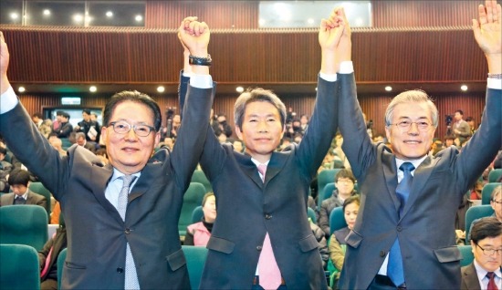 새정치민주연합 당 대표 경선에 나선 박지원(왼쪽부터), 이인영, 문재인 후보가 5일 국회 도서관에서 열린 을지로위원회 주최 토론회에서 손을 들어 지지자들에게 답례하고 있다. 연합뉴스