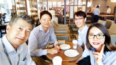 장세욱 동국제강 부회장(왼쪽)과 직원들이 함께 찍은 셀카 사진.