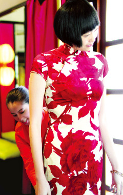 홍콩 쇼핑몰에서 중국의 전통의상 치파오를 입어 보는 여행객. 