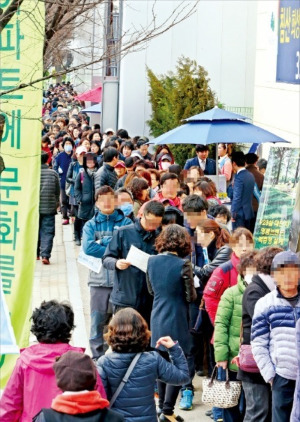 대구시와 경북 경산시가 청약 통장 매매 등 청약 과열을 막기 위해 아파트 청약 우선공급 대상을 ‘3개월 이상 지역에 거주한 사람’으로 제한, 이 조치가 다른 지역으로 확산될지 주목된다. 지난해 상반기 분양된 대구의 한 아파트 견본주택에 들어가기 위해 방문자들이 줄지어 서 있다. 한경DB