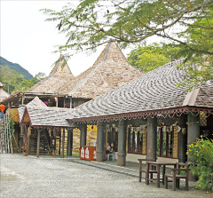 이반족의 전통문화를 살펴볼 수 있는 민속촌.
 