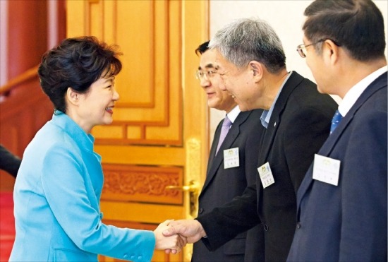 박근혜 대통령이 13일 청와대에서 노·사·정 대표들과 만나 악수하고 있다. 오른쪽부터 김영배 한국 경총 회장직무대행, 김동만 한국노총 위원장, 김대환 노사정위원장. 강은구 기자 egkang@hankyung.com