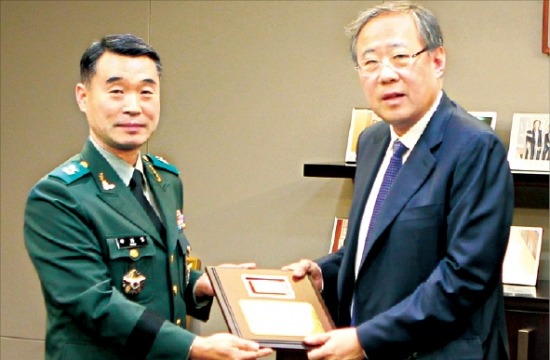 류진 풍산그룹 회장(오른쪽)이 송희섭 육군 제6포병여단장으로부터 한민구 국방장관의 감사패를 받고 있다. 육군6포병여단 제공