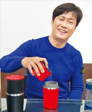 윤한상 빈스코프 사장이 올인원 커피제조기 에 대해 설명하고 있다.  민지혜 기자