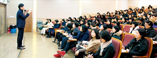 서울 중구 필동로 동국대학교에서 열린 ‘고준석 박사의 멘토스쿨' 공개강의에서 고준석 신한은행 동부이촌동지점장이 강의하고 있다.

김하나 기자
 