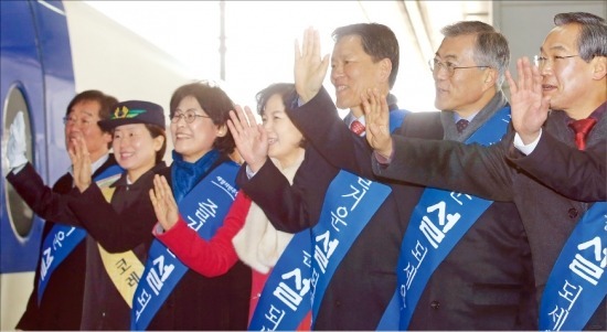 용산역서 인사하는 새정치연합