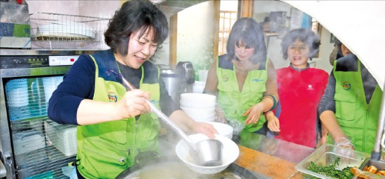 설을 맞아 거제지역 복지시설을 찾은 대우조선해양 임직원 부인들이 지난 12일 소외계층 어린이들에게 떡국을 배식하고 있다. 대우조선해양 제공 