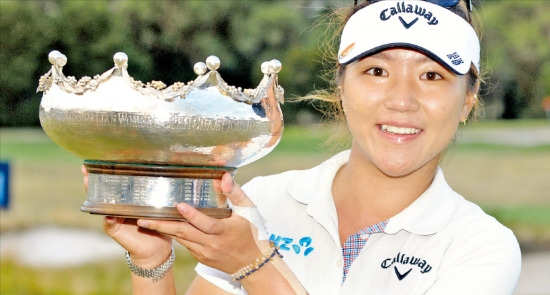 < 세계 랭킹 1위의 미소 > 미국 LPGA투어 호주여자오픈에서 우승한 리디아 고(뉴질랜드)가 22일 호주 멜버른 로열멜버른GC에서 열린 시상식에서 우승컵을 들고 환하게 웃고 있다. AFP연합뉴스