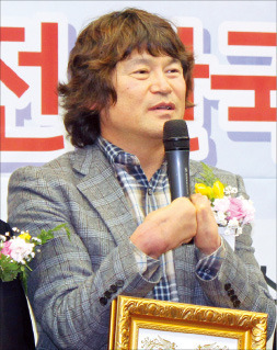 산악인 김홍빈 대장이 ‘2014 도전한국인’ 스포츠부문 대상을 받은 뒤 소감을 말하고 있다. 트렉스타 제공