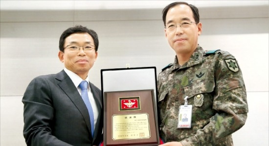 전경련에 국방부 장관 감사패 이승철 전국경제인연합회 상근 부회장(왼쪽)이 조종설 육군 12사단 사단장에게서 1사1병영 감사패를 받고 있다. 전경련 제공